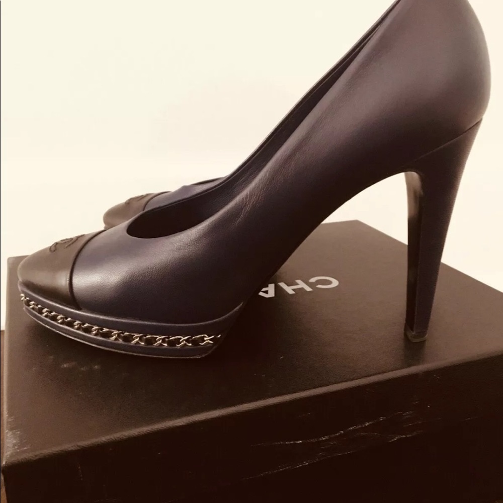 Chanel heels size 40 navy blue/black/silver chain - Picture 3 of 7
